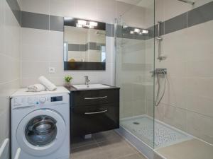 een badkamer met een wasmachine en een douche bij Apartment Clos Isabelle by Interhome in Canet-en-Roussillon