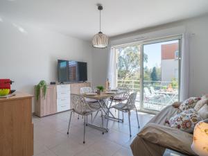 een keuken en een woonkamer met een tafel en stoelen bij Apartment Clos Isabelle by Interhome in Canet-en-Roussillon