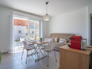 een woonkamer met een tafel en een bank bij Apartment Clos Isabelle by Interhome in Canet-en-Roussillon