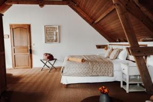 um quarto com uma cama e um tecto de madeira em Les Perséides em Lézignan