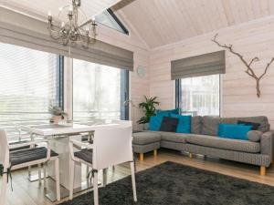 ein Wohnzimmer mit Sofa und Tisch in der Unterkunft Holiday Home Golfarinkunnas 7b by Interhome in Jämsä