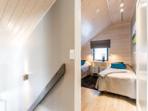 ein Schlafzimmer im Dachgeschoss mit 2 Betten und einer Treppe in der Unterkunft Holiday Home Golfarinkunnas 7b by Interhome in Jämsä + 18 Fotos