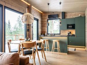 庫奧皮奧的住宿－Holiday Home Villa pirunpelto by Interhome，厨房以及带桌椅的用餐室。