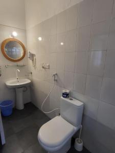 La salle de bains est pourvue de toilettes et d'un lavabo. dans l'établissement Babalao Bungalows, à Nungwi