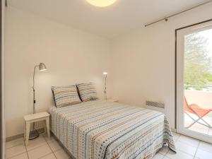 Ένα ή περισσότερα κρεβάτια σε δωμάτιο στο Apartment Jardins de Pontaillac-5 by Interhome