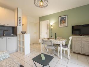 Η κουζίνα ή μικρή κουζίνα στο Apartment Jardins de Pontaillac-5 by Interhome