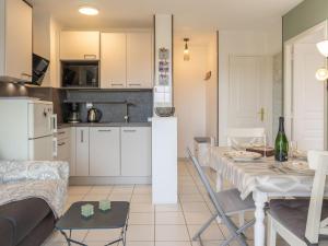 Η κουζίνα ή μικρή κουζίνα στο Apartment Jardins de Pontaillac-5 by Interhome +18 φωτογραφίες