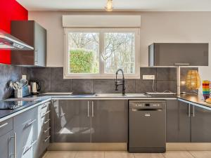 una cocina con electrodomésticos de acero inoxidable y una ventana en Holiday Home Villa des neuf plages by Interhome en Le Vau Piard