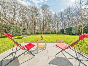 un patio con 2 sillas y una mesa en Holiday Home Villa des neuf plages by Interhome en Le Vau Piard