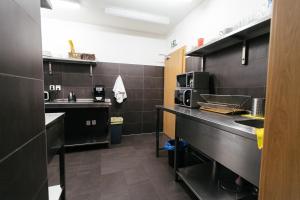 Kuchyňa alebo kuchynka v ubytovaní Hostel Mandarinka