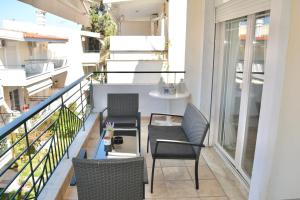 ペフコホリにあるN&J Apartment 3 by Booking Kottasのバルコニー(椅子、テーブル付)
