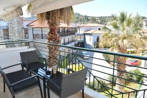 ペフコホリにあるN&J Apartment 3 by Booking Kottasのヤシの木があるバルコニー