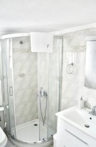 ペフコホリにあるN&J Apartment 3 by Booking Kottasのシャワー、トイレ、洗面台を備えたバスルーム +13枚の写真