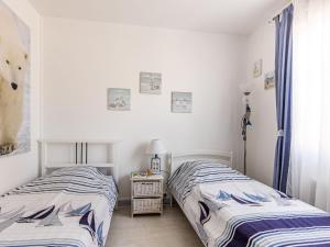 due letti uno accanto all'altro in una camera da letto di Holiday Home Mayne by Interhome a Carcans