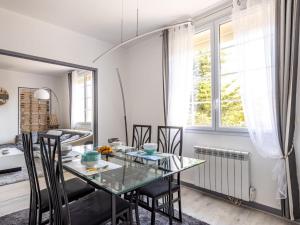 una sala da pranzo con tavolo e sedie in vetro di Holiday Home Mayne by Interhome a Carcans Altre 15 foto