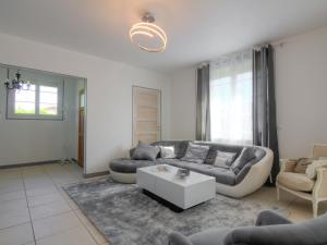 un soggiorno con un divano e un tavolino da caffè di Holiday Home Mayne by Interhome a Carcans