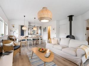 sala de estar con sofá blanco y mesa en Holiday Home Blakke - all inclusive - 850m to the inlet by Interhome en Hemmet