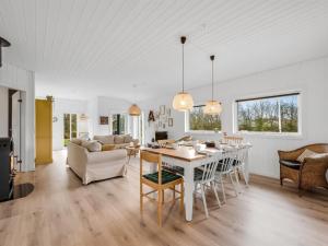 uma cozinha e sala de estar com mesa e cadeiras em Holiday Home Blakke - all inclusive - 850m to the inlet by Interhome em Hemmet