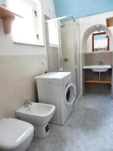 uma casa de banho com um WC e um lavatório em Studio with terrace at Formicola em Formicola