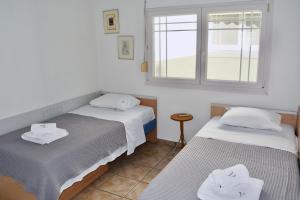 ペフコホリにあるN&J Apartment 3 by Booking Kottasの窓のある部屋にベッドが2つある