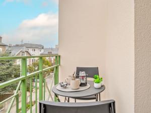 una mesa pequeña en un balcón con 2 sillas en Apartment Le Manon by Interhome, en Dinard