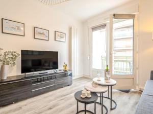 sala de estar con TV y sofá en Apartment Le Manon by Interhome, en Dinard