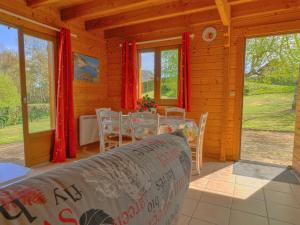 una sala da pranzo con tavolo e sedie in una cabina di Chalet Cottage du Lac by Interhome a Camps
