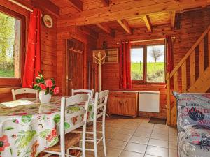 una sala da pranzo con tavolo e sedie in una cabina di Chalet Cottage du Lac by Interhome a Camps