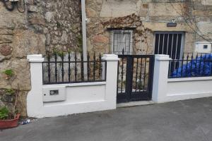 una puerta en blanco y negro frente a un edificio en Casa centro histórico Vilanova, en Villanueva de Arosa