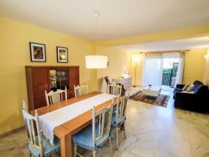 comedor y sala de estar con mesa y sillas en Apartment Playa Tarraco-2 by Interhome en Tarragona