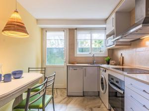 Η κουζίνα ή μικρή κουζίνα στο Apartment Playa Tarraco-2 by Interhome +13 φωτογραφίες