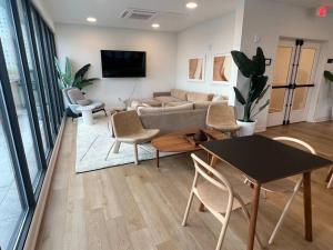 伯明翰的住宿－Urban Luxe Studio，客厅配有沙发和桌椅