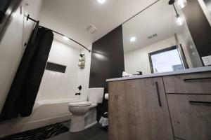 伯明翰的住宿－Urban Luxe Studio，浴室配有卫生间、盥洗盆和淋浴。