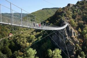 mensen die op een hangbrug op een berg lopen bij Maison de charme Hautpoul in Mazamet