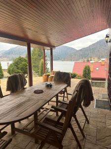 una mesa de madera y sillas en un patio en Chata Jana Dedinky, en Dedinky