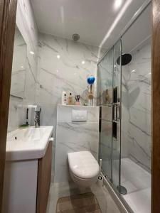 Ένα μπάνιο στο Appartement lumineux et clim