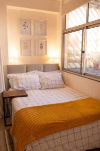 En eller flere senge i et værelse på Spacious studio by Luanda Bay with balcony