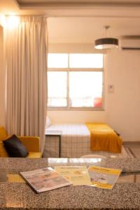 Pokój z pokojem z łóżkiem i stołem w obiekcie Spacious studio by Luanda Bay with balcony w mieście Luanda