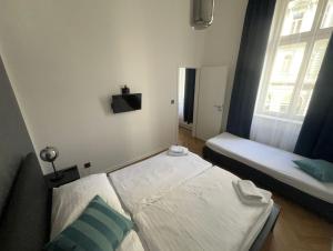 Top Wenceslas Square Apartment في براغ: غرفة نوم صغيرة بها سرير ونافذة