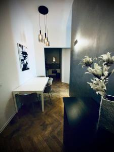 Top Wenceslas Square Apartment في براغ: غرفة طعام مع طاولة بيضاء وكراسي