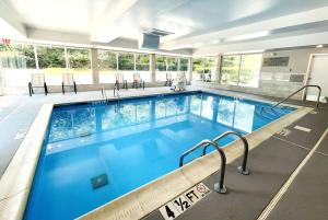 une grande piscine d'eau bleue dans l'établissement Wingate by Wyndham Matthews, NC, à Matthews