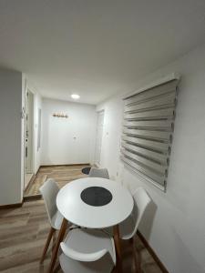 ein Esszimmer mit einem weißen Tisch und Stühlen in der Unterkunft Apartman Dušan Trebinje in Trebinje