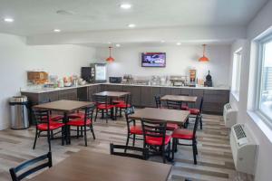 a restaurant with tables and chairs and a counter at Comfort Inn Battle Mountain - Midway Between Elko and Winnemucca in Battle Mountain