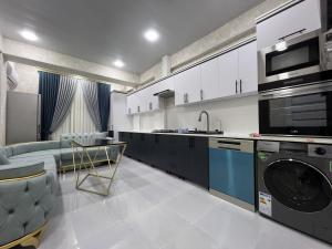 Kuchyň nebo kuchyňský kout v ubytování PrimeStay - 2 Bedroom Apt - SmartCity Samarkand