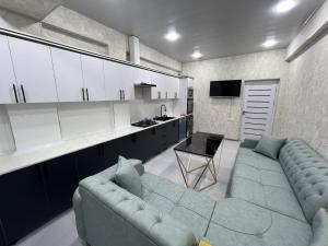 Posezení v ubytování PrimeStay - 2 Bedroom Apt - SmartCity Samarkand
