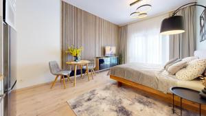 - une chambre avec un lit, une table et des chaises dans l'établissement 3unity Apartman Kamence, à Kysucké Nové Mesto