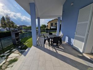 a patio with a table and chairs on a house at Appartamento MaRi in Fano