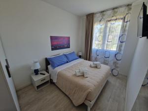 Appartamento MaRi في فانو: غرفة نوم بسرير كبير مع وسائد زرقاء