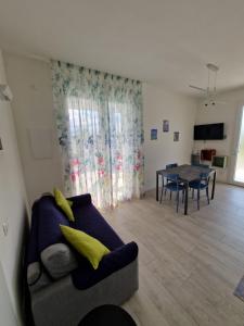 Appartamento MaRi في فانو: غرفة معيشة مع أريكة وطاولة