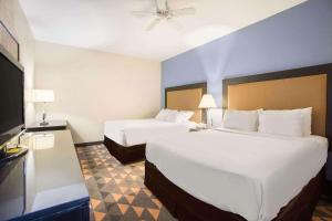 Tempat tidur dalam kamar di Days Inn by Wyndham Mackinaw City - Bridgeview Area